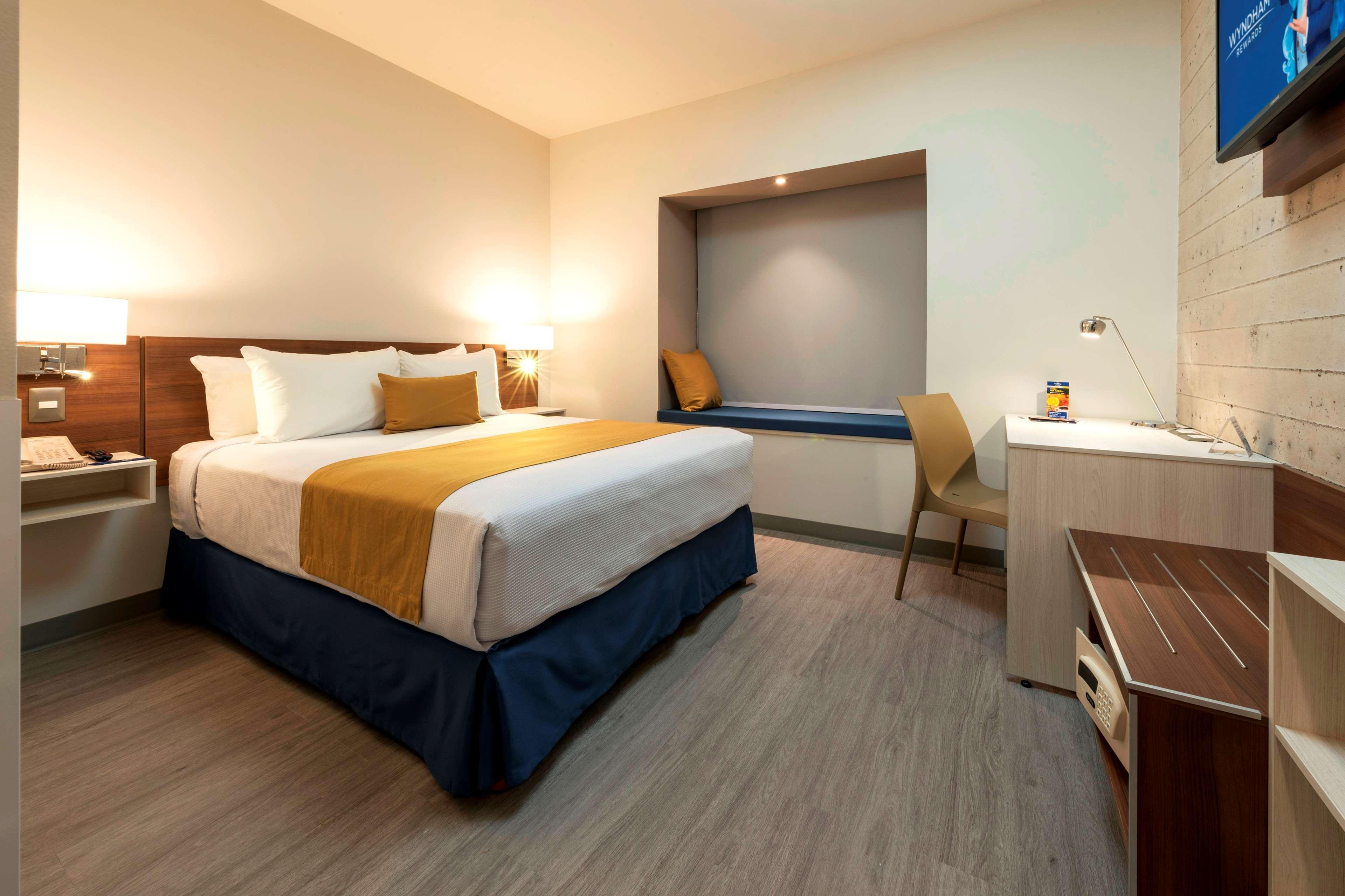 Microtel Inn & Suites By Wyndham San Luis Potosí Zewnętrze zdjęcie